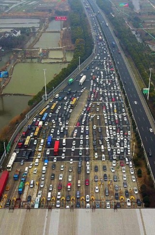 随着春节临近,各地高速公路开始迎来返乡车流高峰.