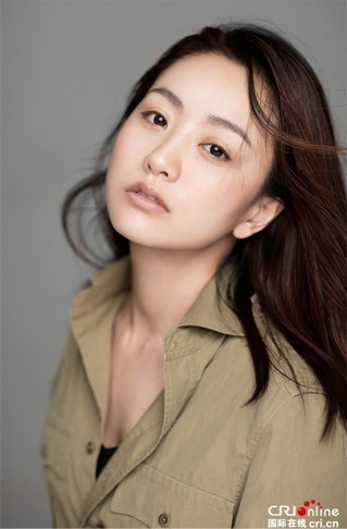 杨蓉初秋素颜写真曝光 干净忧郁显气质(组图)