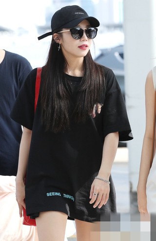 apink机场look吴夏荣套装优雅郑恩地酷炫满分组图
