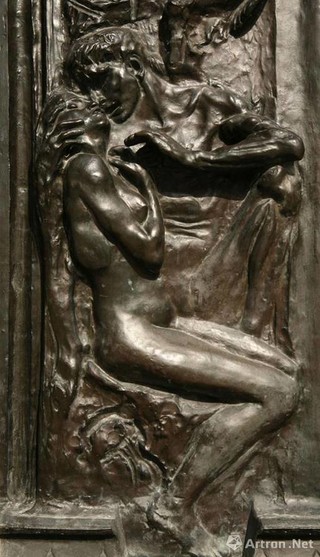 罗丹一开始决定他计划在左边的门中间以浮雕的形式雕刻出这对恋人禁忌的爱