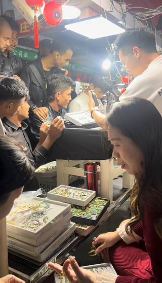 “样样好直播基地”现场。斯雄 摄