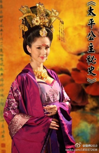 王珞丹被封"一代丑后" 女星皇后造型大pk(组图)