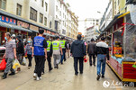  “建宁义警”河北集市义警在集市内巡逻。（人民网 刘怡摄）