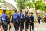  “建宁义警”火车站初心号义警队在曲靖市火车站站前广场巡逻。人民网 刘怡摄