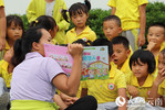 云南省蒙自市某幼儿园老师引导孩子们阅读绘本图书。木胜玉摄