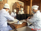 村里的茶厂，工人们正在忙活。人民网记者 程浩摄