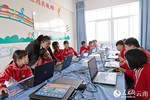 陈元春老师给学生们上编程课。 人民网 蔡树菁摄