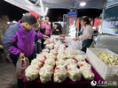 【2】“东川大集”第四季活动特色小吃和美食集市带火了“夜经济”。人民网-雷霁摄