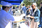 3月9日，在科威特首都省贾比尔文化中心，人们体验中国美食。新华社发（阿萨德摄）