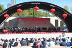 3月9日，在科威特首都省贾比尔文化中心，人们欣赏中国乐队带来的中国曲目。新华社发（阿萨德摄）