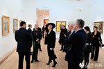 现场观众欣赏采列捷利美术作品展上的画作。于子恒摄