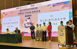 澳门高中生在“选美澳门”系列活动新闻发布会上介绍主题短片创意。人民网记者 富子梅摄