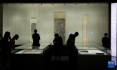 6月12日，观众在香港艺术馆观看展览“情书——跨越虚白时空的不朽情怀”。新华社记者 朱炜 摄