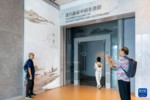 6月12日，观众在“情书——跨越虚白时空的不朽情怀”展馆外留影。新华社记者 朱炜 摄