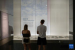 6月12日，观众在香港艺术馆观看展览“情书——跨越虚白时空的不朽情怀”。新华社记者 朱炜 摄