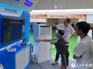 香港小朋友在“创科兴港”展区体验“VR天宫空间站”。人民网记者 冯学知摄