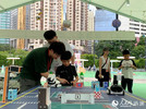 香港小朋友在AI+智慧时代体验展位体验不同主题的沙盘，理解AI在不同领域的运用。人民网记者 冯学知摄