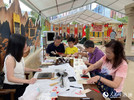 香港市民在“文旅天地”展区体验陕西黄陵非物质文化遗产。人民网记者 冯学知摄