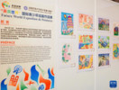 这是12月20日在法国巴黎卢浮宫拍摄的“未来世界”国际青少年绘画展展板。新华社发（五洲传播中心供图）