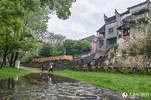 西河渡口，雨中村民赶往西河渡口，准备乘船渡河。