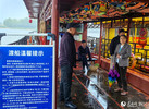 西河渡口的渡船上，村民等待渡船开行。