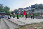 西河古镇古渡口小广场上，村民在音乐声中，欢快的跳着健身舞蹈。