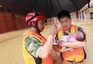 湖北村庄被淹官兵救出满月婴儿