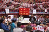 脱掉西装戴草帽 新疆阿勒泰地区5118名干部下基层