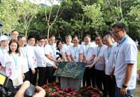 70位"回归宝宝"为紫荆浇水培土 共祝香港繁荣稳定