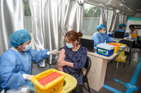 5月27日，在大興區青云店鎮東店村，村民在疫苗接種車上接種新冠疫苗。
