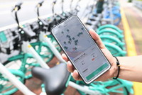 6月1日，工作人員通過手機APP展示福州市臺江區一處共享單車指定停放點信息。