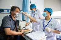 6月12日，在長沙市高橋街道社區衛生服務中心，一名臺胞在接種前測量體溫。