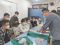 华西医院2021级住培学员在带教老师的指导下，学习24项基本操作技能之一——脓肿切开术。 　　本报记者 王明峰摄