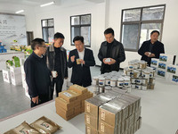 种植专家现场查看汉阴县三柳村金银花产品。建行四川省分行供图