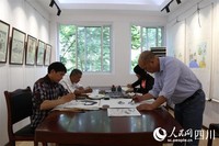 农民漫画家在漫画馆创作漫画。刘瑞摄