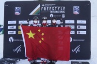 2022年1月13日，在美国帕克城举行的自由式滑雪世界杯男子空中技巧比赛中，中国男队包揽冠亚季军。新华社/美联    