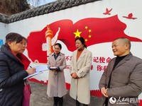 四川省人大代表刘春香（左）在基层调研。人民网 刘海天摄
