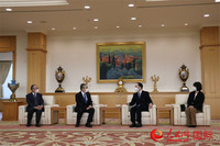 1月13日，驻日本大使馆临时代办杨宇（右二）会见创价大学校长马场善久（左二）。 人民网 吴颖摄