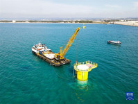 在意大利南部海港塔蘭托，作業船檢查海上風機單樁基礎（1月27日攝）。新華社發（達里奧·馬蒂亞攝）