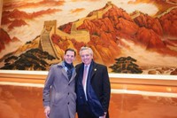 2月4日，阿根廷總統費爾南德斯（右）與阿根廷駐華大使牛望道在中國共產黨歷史展覽館內合影。圖片由阿根廷駐華大使館提供
