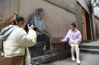 2月26日，游客在重庆山城巷游览拍照。