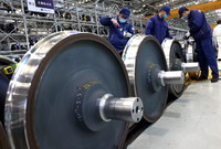 2月28日，技术人员对高铁列车的车轮进行检修维护。