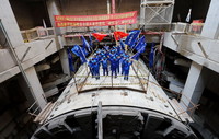 3月2日，上海隧道青年突擊隊工人在“騏躍號”上揮舞旗幟，慶祝盾構工程順利完成接收。