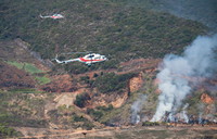 3月2日，消防直升机在云南省华宁县开展空中灭火演练。
