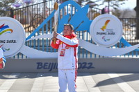 3月3日，火炬手傅小云展示北京冬殘奧會火炬。新華社記者 李欣 攝