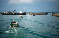 2022年3月3日，海南省萬寧市烏場港，接駁小船穿梭往來運送魚獲。