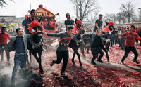 3月3日，阿壽村村民在進行跑漢車表演。跑漢車在當地也稱為跑騾馬車，源于先輩們一年一度的“祈年成”和慶豐收的習俗，是農耕文化及冷兵器時代戰爭遺留的產物，如今已成為阿壽村群眾自發組織的即興慶祝、娛樂的一種社火舞蹈。