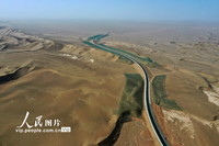 2022年3月4日，在甘肅省酒泉市金塔縣的沙漠腹地中，柏油馬路從茫茫戈壁沙漠中穿越而過。 
