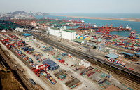 3月7日拍攝的江蘇連云港港口碼頭等待作業的大批集裝箱（無人機照片）。新華社發（耿玉和攝）