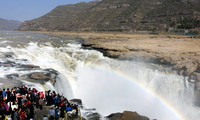 3月8日，游人在陜西壺口瀑布景區游覽（無人機照片）。